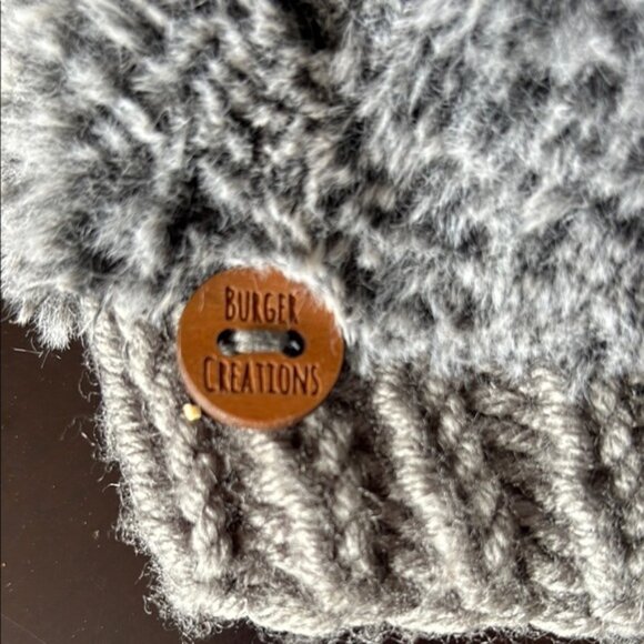 Cozy Gray Knit Pom-Pom tuque for babies - Picture 2 of 4